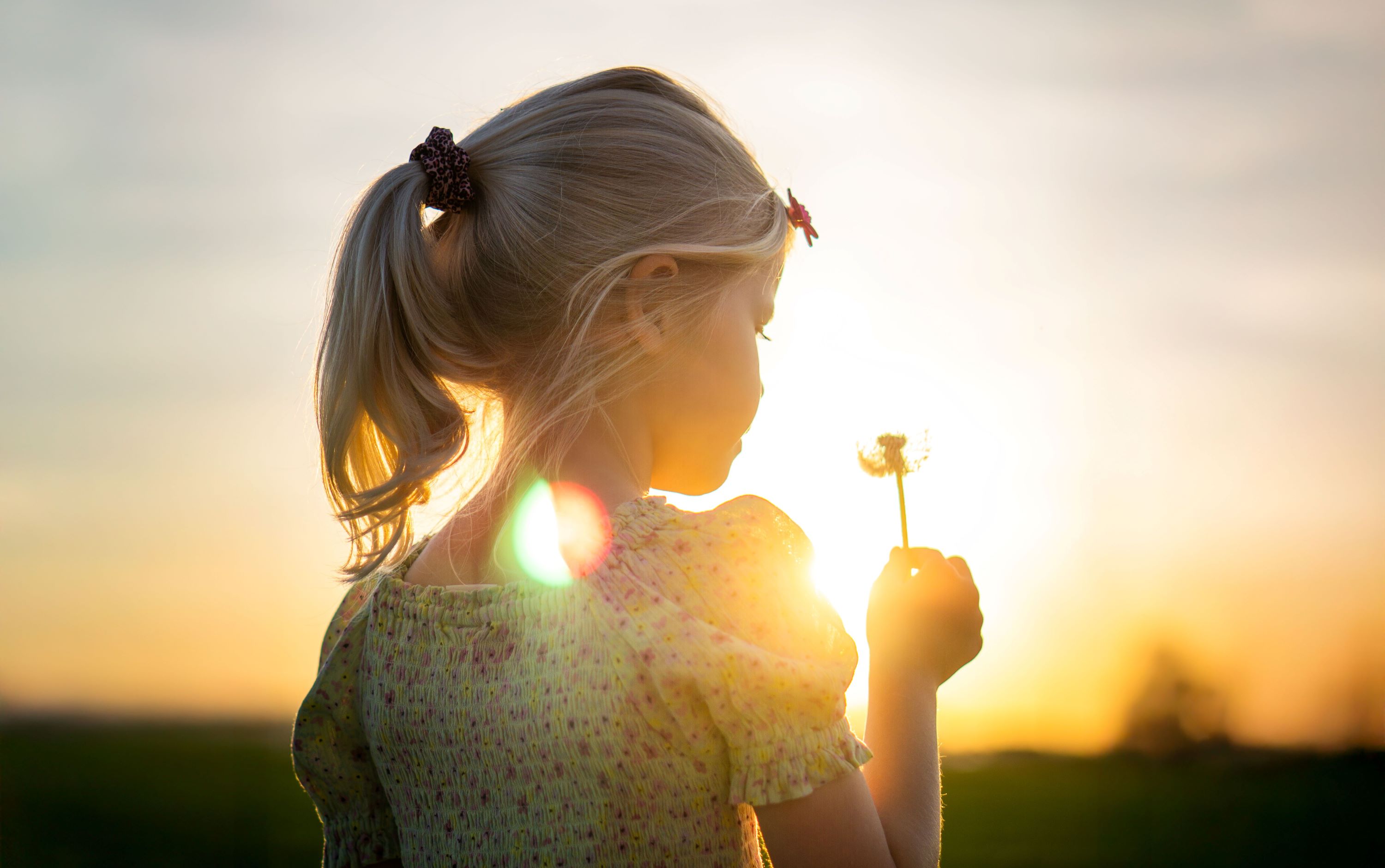 Mädchen im Sonnenuntergang